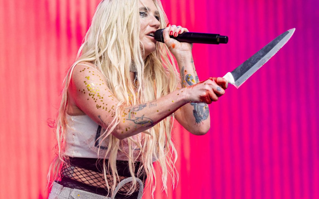 Kesha’s Prop Knife Obtained Switched For ‘Actual Butcher Knife’ – Inflicting Bloody Damage Onstage!