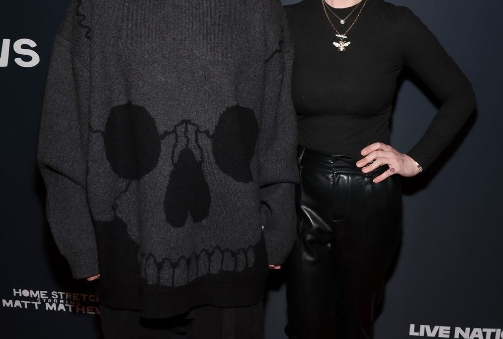 Slipknot’s Sid Wilson Ditches Masks on Crimson Carpet With Kelly Osbourne