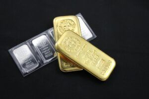 Gold Briefly Dips as Geopolitical Tensions Ease and Commerce Deal Progresses