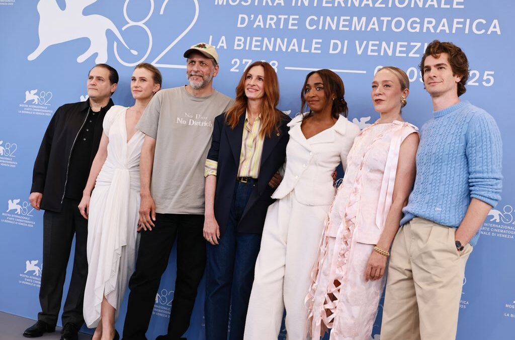 Julia Roberts’ co-stars make behind-the-scenes revelation about actress and her household