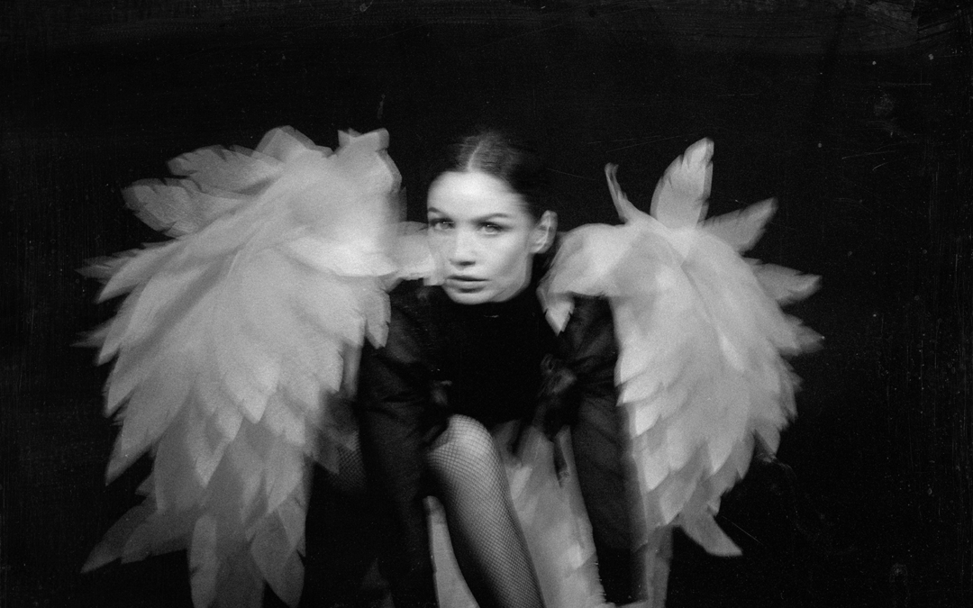 LADYGUNN – MAIAH & GABRIEL FIND REFUGE IN LOVE ON “PALÍNDROMO”